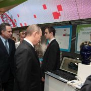 2009.12.10. Посещение председателем Правительства РФ В.В.Путиным стенда Yota на молодежном инновационном конвенте